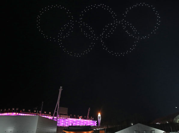 15일 오후 강원 평창 메달플라자 상공에 300대의 드론이 올림픽 오륜기 형상을 그리고 있다.