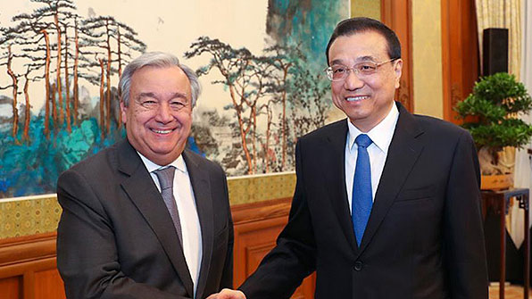 중국 리커창 총리가 유엔 사무총장을 만나 “美 무역보호주의 반대”를 강조했다.