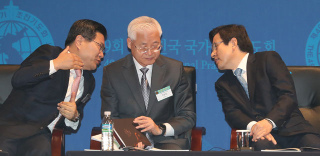 홍문종(맨 왼쪽) 의원이 2017년 3월 코엑스에서 열린 국가조찬기도회에서 황교안(맨 오른쪽) 당시 국무총리와 대화하고 있다. 