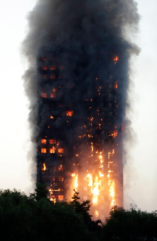 2017년 6월 14일, 화염에 휩싸인 24층짜리 런던 공공 임대아파트 ‘그렌펠 타워’