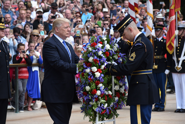 트럼프 대통령이 29일 미국 현충일 날 알링턴 국립묘지에서 헌화식에 참여하고 있다. 