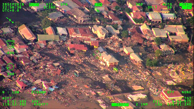강진과 지진 해일(쓰나미)의 최대 피해지인 술라웨시 팔루 시내의 항공사진. 주택과 건물 상당수가 파손됐고, 일부는 흔적조차 사라졌다.(출처: Antara Foto/BNPN via REUTERS)