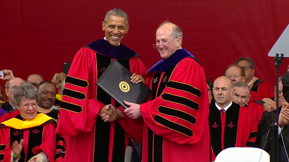 버락 오바마 미국 대통령이 뉴저지 럿거스대학 관계자로부터 명예박사 학위를 받고 있다. (사진=AP)