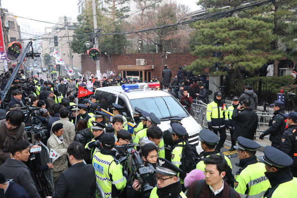 경찰과 취재진으로 붐비는 삼성동
