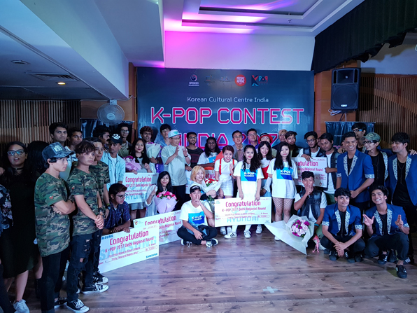 케이팝 경연대회 2017 뉴델리 예선 수상자와 참가자들이 기념 촬영을 하고 있다.