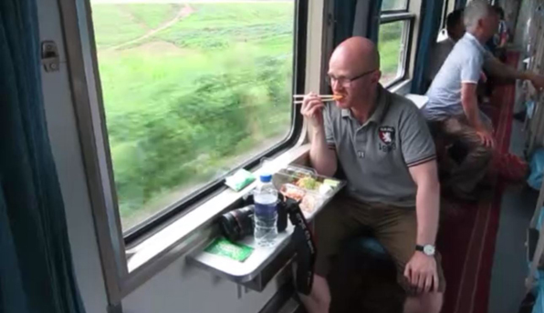 중국 단둥에서 평양으로 기차여행을 하는 모습이다. 외국인 관광객이 기차 안에서 젓가락을 이용해 음식을 먹고 있다. (Five Days in North Korea - Pyongyang, DMZ, Dandong train : erikssc)