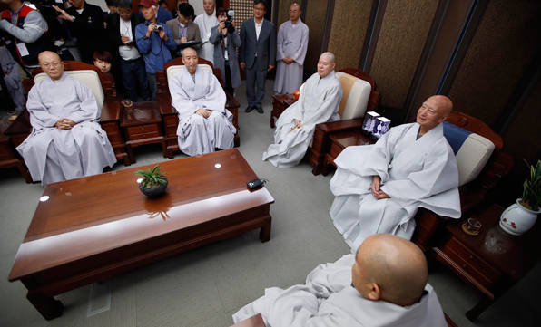 12일 오후 대한불교조계종 제35대 총무원장 선거에서 당선된 설정 스님(오른쪽)이 자승 총무원장(오른쪽 두번째)과 만나 대화하고 있다. 