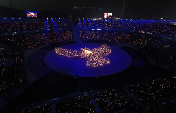 전인권, 이은미, 하현우, 안지영이 부르는 ‘이매진’에 맞춰 평화의 LED 촛불을 든 1,200명의 사람이 비둘기 모양을 만들었다. [사진출처:연합뉴스]