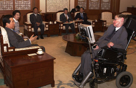 스티븐 호킹 박사는 2000년 한국을 방문해 청와대에서 강연하고 김대중 대통령 부부와 환담을 나누는 모습