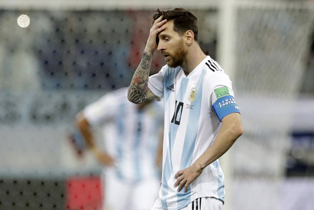 아르헨티나 대표팀의 리오넬 메시가 크로아티아 대표팀이 세 번째 골을 넣자 난감한 표정을 짓고 있다. 아르헨티나는 크로아티아에 3대 0으로 졌다. /사진: AP=연합뉴스