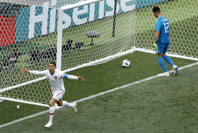 포르투갈 대표팀의 크리스티아누 호날두 선수가 모로코 대표팀과 치른 경기에서 전반전 4분만에 골을 넣은 뒤 환호하고 있다. 이 골은 결승골이 됐다. /사진 AP=연합뉴스