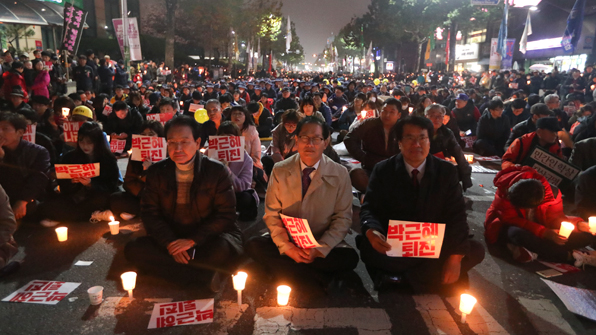 충북 청주시 상당구 충북도청 앞에서 열린 촛불 집회에 참석한 시민들이 박근혜 대통령 퇴진을 촉구하고 있다. 