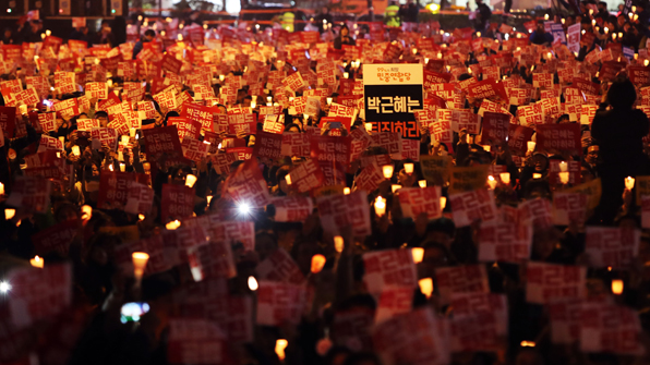 대전 대덕대로 타임월드백화점 앞에서 열린 촛불 집회에 참석한 시민들이 박근혜 대통령 퇴진을 외치고 있다.