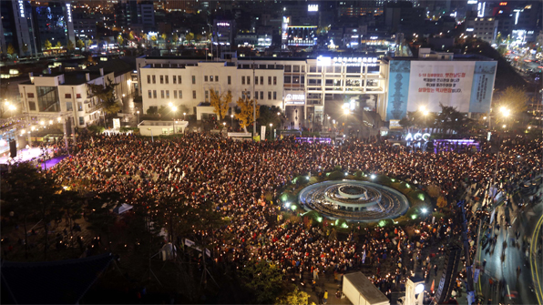 광주 동구 5·18 민주광장에서 열린 광주 시국 촛불대회에는 지역 집회 가운데 가장 많은 인원이 모였다. 주최 측 추산 3만여 명, 경찰 추산 1만 5천 여명의 시민들이 모여 박근혜 대통령 퇴진을 요구하고 있다.