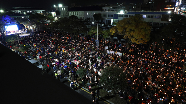 제주시청 종합민원실 앞 도로에서 박근혜 대통령 하야 촉구 5차 제주도민 촛불집회가 열리고 있다.