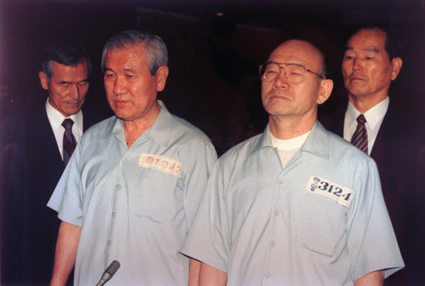 재판을 받고 있는 전두환 전 대통령(오른쪽)과 노태우 전 대통령