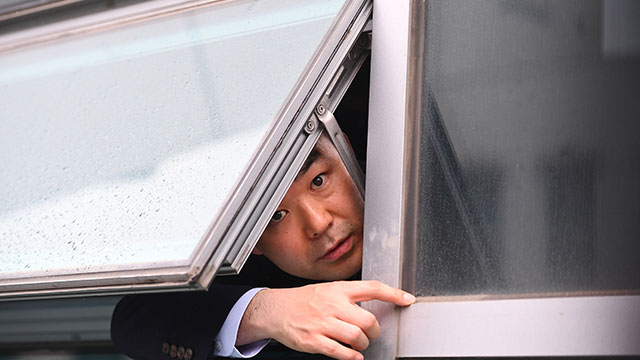 채이배 의원이 지난 4월 25일 한국당 의원들이 국회 의원회관 사무실을 점거하자 창문을 통해 기자들과 인터뷰하고 있다.