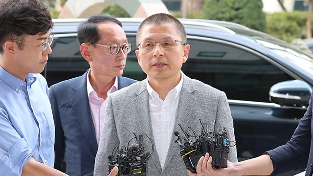 한국당 황교안 대표가 패스트트랙 폭력 사건 관련 조사를 받기 위해 지난달 1일 서울 남부지검에 출석하고 있다.