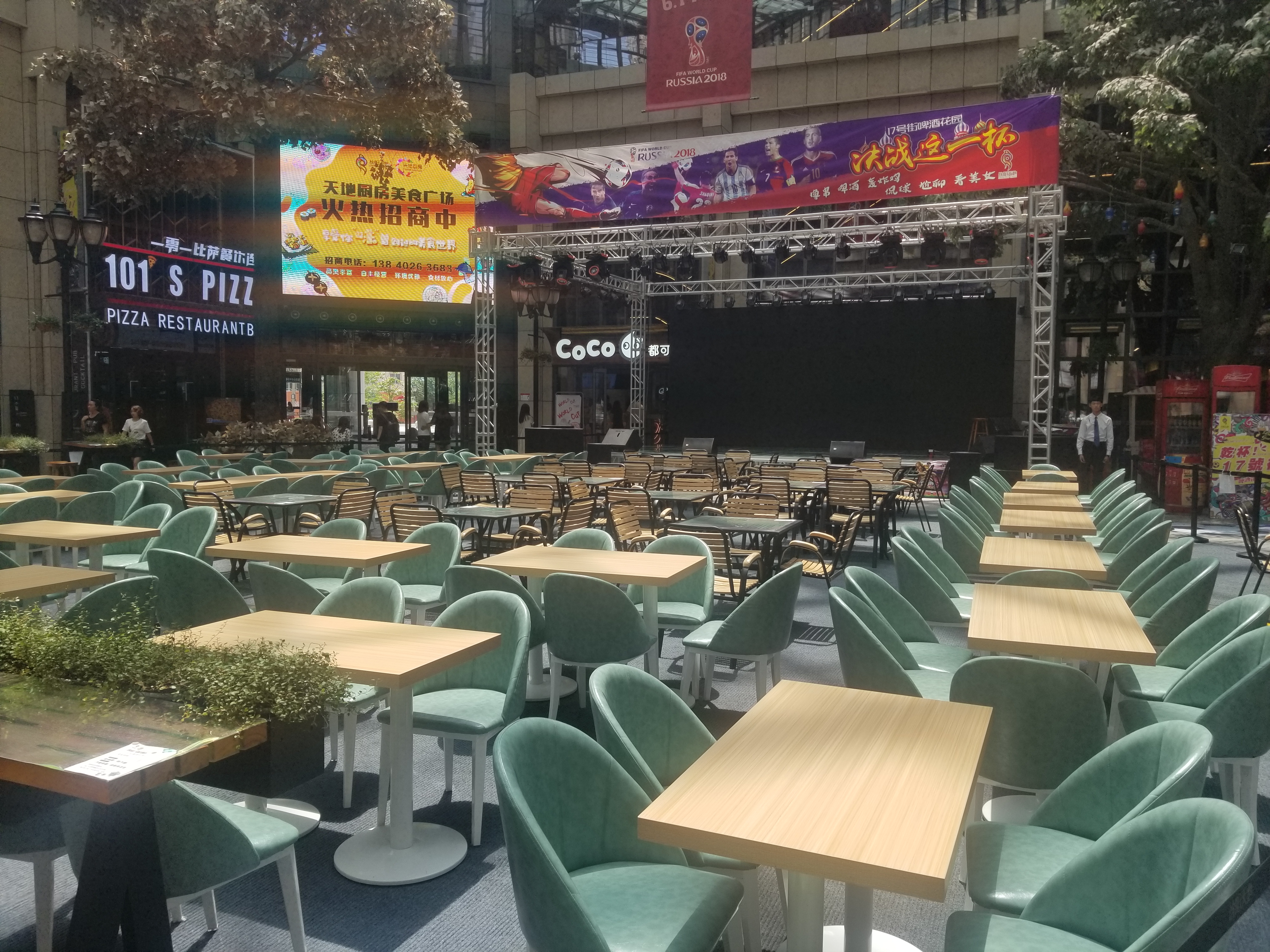 중국 선양시의 한 쇼핑몰에 마련된 월드컵 축구 경기 단체 관람석
