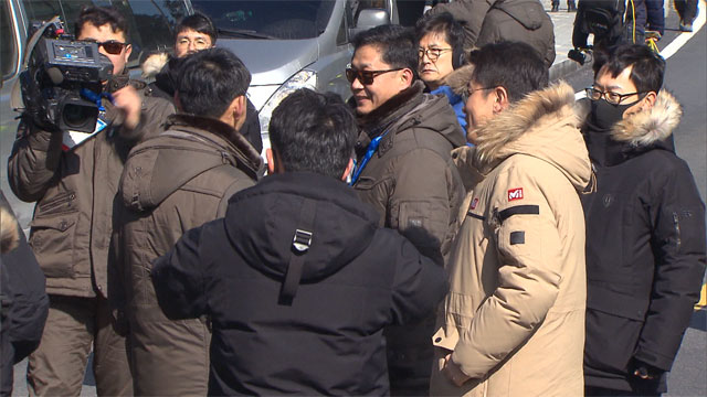 평창 동계올림픽 당시 KBS 기자와 대화하는 북한 기자들