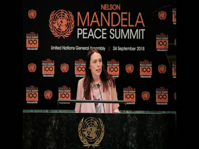 아던 뉴질랜드 총리가 현지시간 24일 넬슨만델라 평화 정상회의에서 연설을 하고 있다.