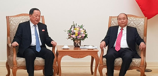 베트남 총리와 만난 리용호 북 외무상 (지난해 12월)