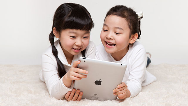  태블릿PC를 이용하는 아이들 [사진 출차 : 게티이미지 뱅크]