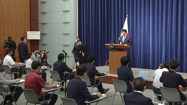 28일 총리관저에서 기자회견을 열어 사임 발표를 하는 아베 신조 일본 총리