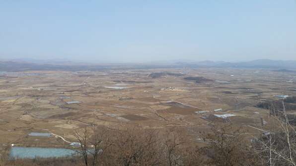 소이산(해발 362m)에서 바라본 철원 평야. 비무장지대 남쪽으로 두루미의 핵심 먹이터인 농경지가 펼쳐진다.