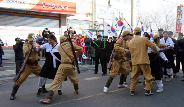 인천 최초 3·1 운동 발상지로 알려진 동구 창영초등학교 인근에서 재연된 3·1 만세운동