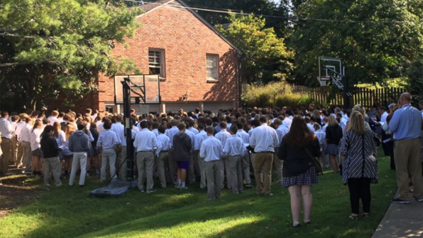 지난 7일(현지날짜) 미국 테네시 주 교사 벤 엘리스의 집 앞에 학생과 교원 등 약 400명이 모여있다. 이들은 암과 싸우고 있는 엘리스에게 힘을 주기 위한 노래를 불렀다. 사진 출처 : Drew Maddux