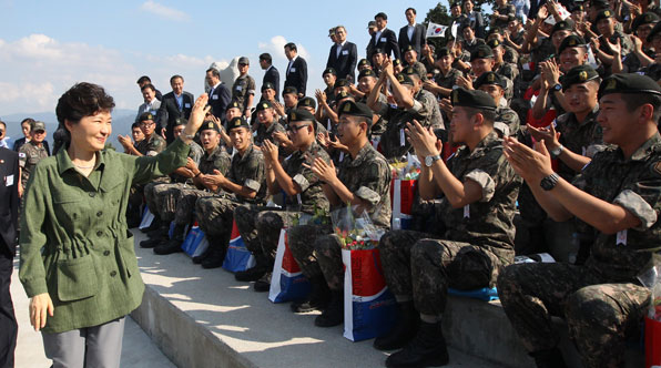 박근혜 대통령이 지난해 8월 28일 경기도 포천에서 열린 통합화력훈련을 관람하고 나서 전역연기 장병을 격려하고 있다. (사진 연합뉴스)