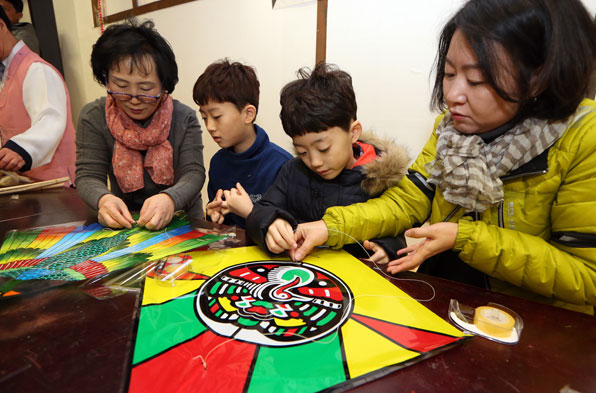 정월 대보름을 이틀 앞두고 서울 종로구 계동 북촌문화센터를 찾은 어린이들이 복조리와 가오리연을 만들고 있다.