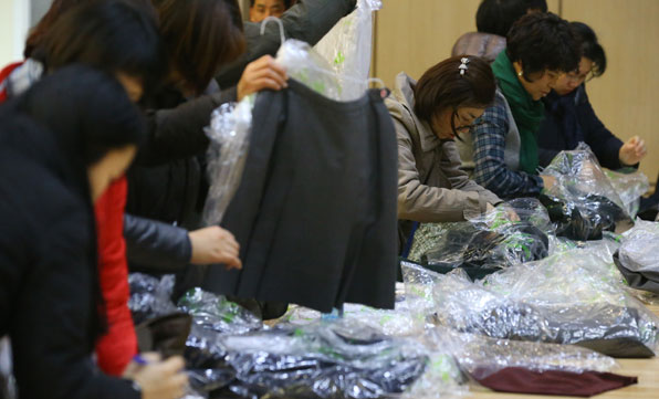 20일 오전 서울 동대문구청에서 열린 교복 나눔장터 행사에서 주민들이 교복을 살펴보고 있다. 이번 행사에는 동대문구 내 6개 중학교와 4개 고등학교 등 총 10곳이 참여했다.