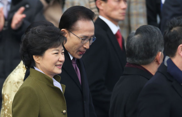 2013년 2월 25일 박근혜 대통령 취임식에서 이명박 전 대통령과 박 대통령이 나란히 서있다.