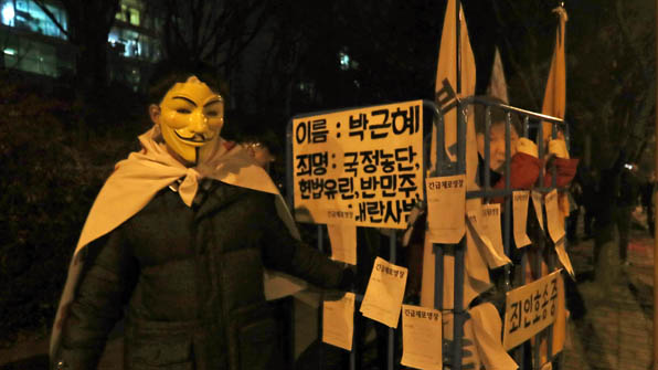 3일 오후 강원 춘천시 퇴계동 김진태 의원 사무실 앞 도로에서 열린 강원 시국대회에서 참가자들이 박근혜 대통령의 퇴진을 요구하는 퍼포먼스를 하고 있다.