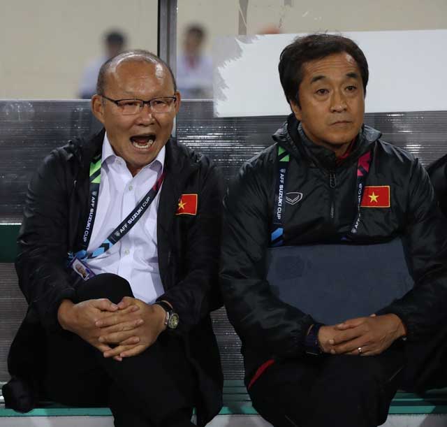 결승 2차전 지켜보는 박항서 감독과 이영진 코치