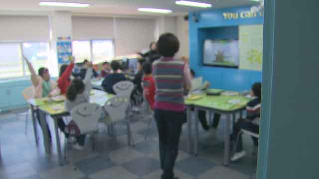한국어 수업을 받고 있는 다문화 학생들, 두 명의 선생님이 수업을 진행하고 있다.