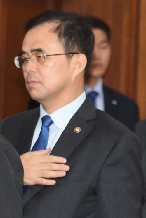 25일 오전, 국무회의에서 김종 문체부 2차관이 국민의례를 하고 있다.