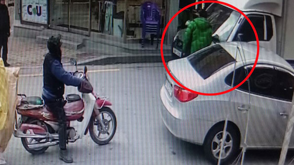 지난 16일 오후 광주 북구 양산로의 한 거리에서 앞서가던 차량운전자가 서행하다 정차했다는 이유로 이 차량 운전자를 자신의 화물차로 들이받는 택배기사의 모습(붉은 원)이 CCTV에 찍혔다. 