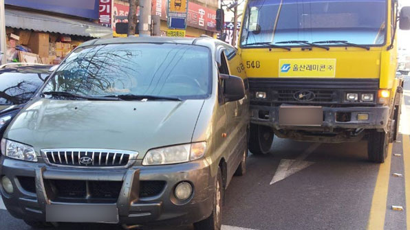 울산 중부경찰서는 앞서 가던 레미콘 차량이 진로를 양보하지 않고 서행한다는 이유로 보복 운전해 사고를 낸 혐의(특수폭행 등)로 김모(46)씨를 불구속 입건했다고 21일 밝혔다.