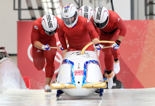 24일 평창 올림픽 슬라이딩센터에서 열린 2018 평창올림픽 봅슬레이 남자 4인승 1차 주행에서 원윤종-서영우-김동현-전정린 조가 얼음을 가르며 질주하고 있다.