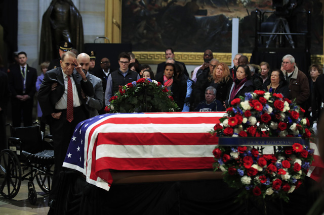 밥 돌 전 미국 상원의원이 워싱턴DC 미국 의사당 중앙홀에 안치된 조지 H.W. 부시 전 미국 대통령의 시신이 담긴 안치된 관 앞에서 거수 경례를 하고 있다. [AP통신]