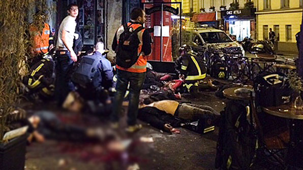2015년 프랑스 파리 바타클랑 공연장 테러 현장을 경찰이 수습하고 있다. (사진=AP)