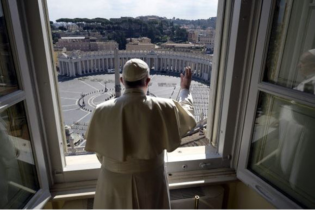 텅 빈 성 베드로 광장 축복하는 프란치스코 교황
