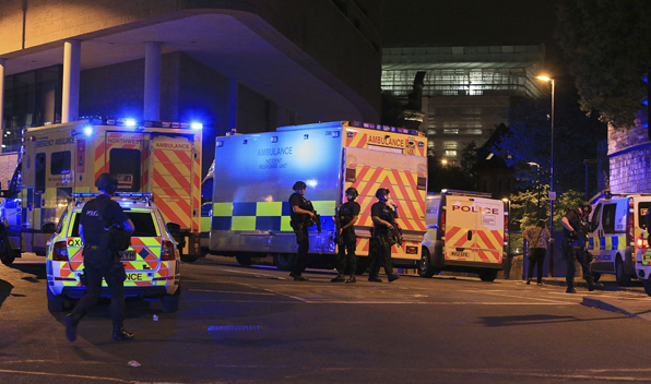 영국 맨체스터 아레나 공연장에서 폭발 사고가 난 직후 경찰이 현장을 통제하고 있다. (사진=AP)