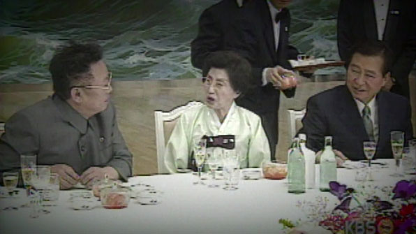 2000년 6월 북한을 방문한 김대중 대통령과 이희호 여사가 김정일 위원장과 만난 모습