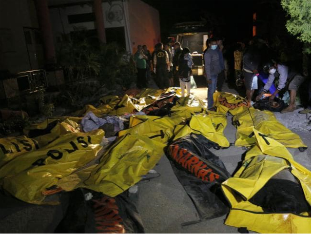 팔루의 경찰서 앞에서 가족의 시신을 찾고 있는 인도네시아 주민들. 통신수단 두절로 연락이 끊긴 가족들은 병원 곳곳을 찾아다니며 가족들의 생사확인을 하고 있다.(출처:AP=연합뉴스)