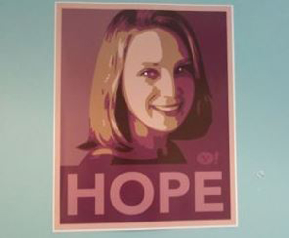 일부 야후 직원들은 당시 오바마 대통령 후보 포스터와 슬로건(희망)을 본떠 만든 포스터로 그녀에 대한 기대를 표현했다.