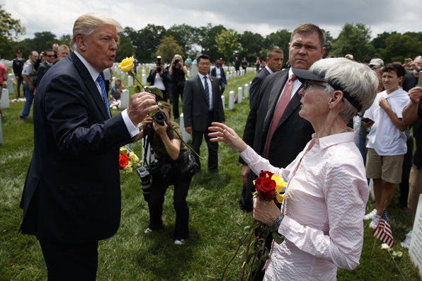 트럼프 대통령이 29일 알링턴 국립묘지 60번 구역에서 2011년 아프가니스탄에서 전사한 지미 말라차우스키 병장의 어머니인 앨리슨 말라차우스키로부터 노란 장미를 받았다. 